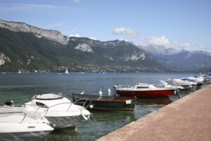 Bateaux amarrés sur le quai offrant une activité Annecy relaxante pour naviguer sur le lac.
