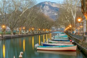 Le célèbre Canal du Vassé menant au Pont des Amours, une activité Annecy incontournable pour les promeneurs.